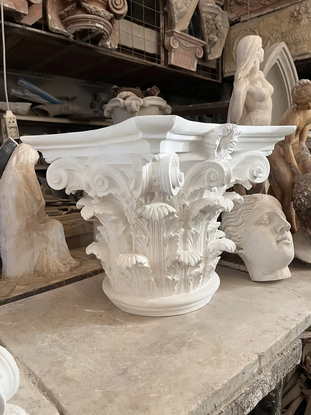 Capiteles y ornamentos reproducidos por Uffizi