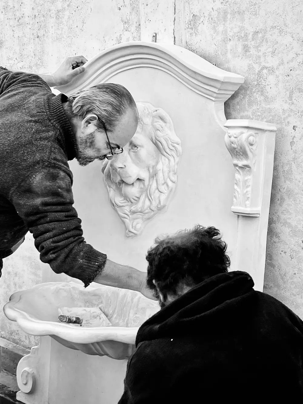 Trabajo artesanal sobre una fuente ornamental