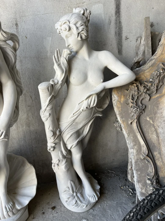 Estatua Flora di Tronco